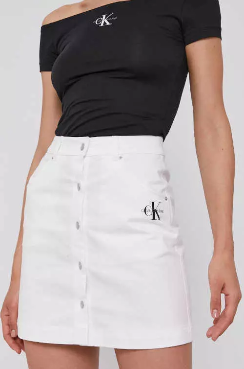 Дънкова пола Calvin Klein с къса дължина и закопчаване отпред