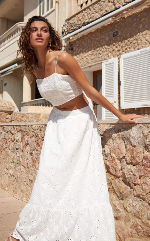 Бяла дамска макси пола с перфориран модел